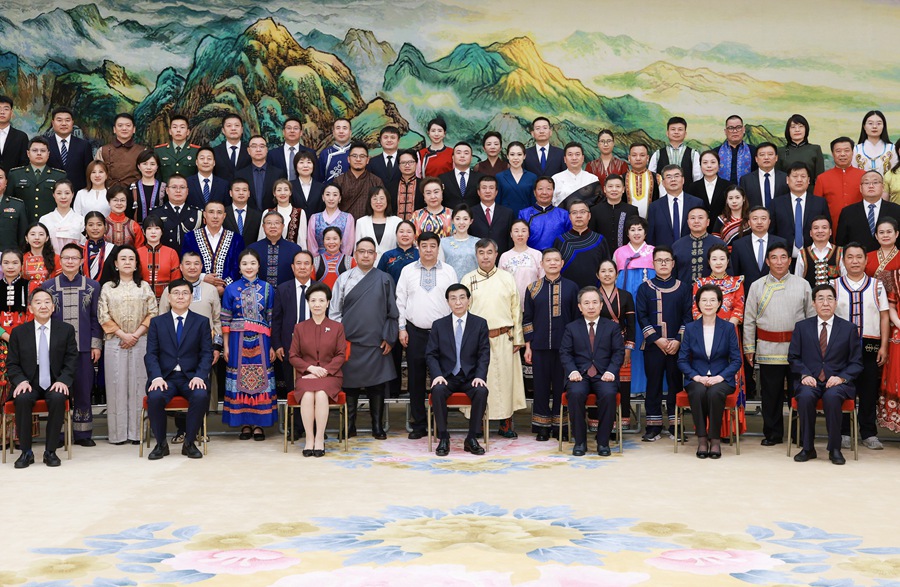 王沪宁会见全国少数民族参观团