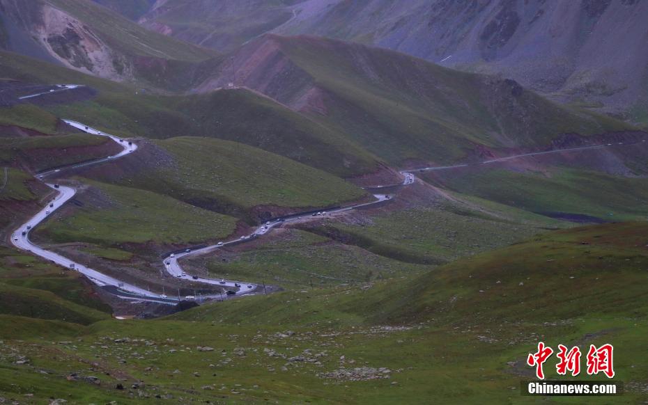 下雨天，蜿蜒的独库公路上车辆往来不绝。