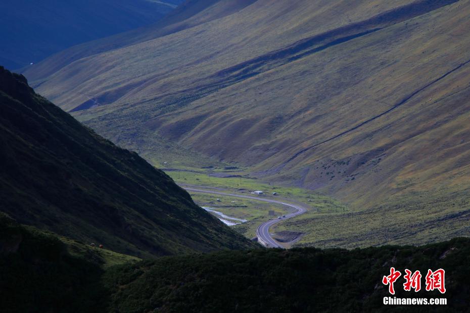 隐匿的天山深处的独库公路。