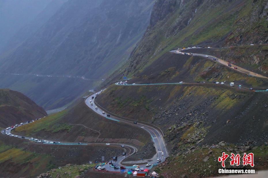 雨中的独库公路。