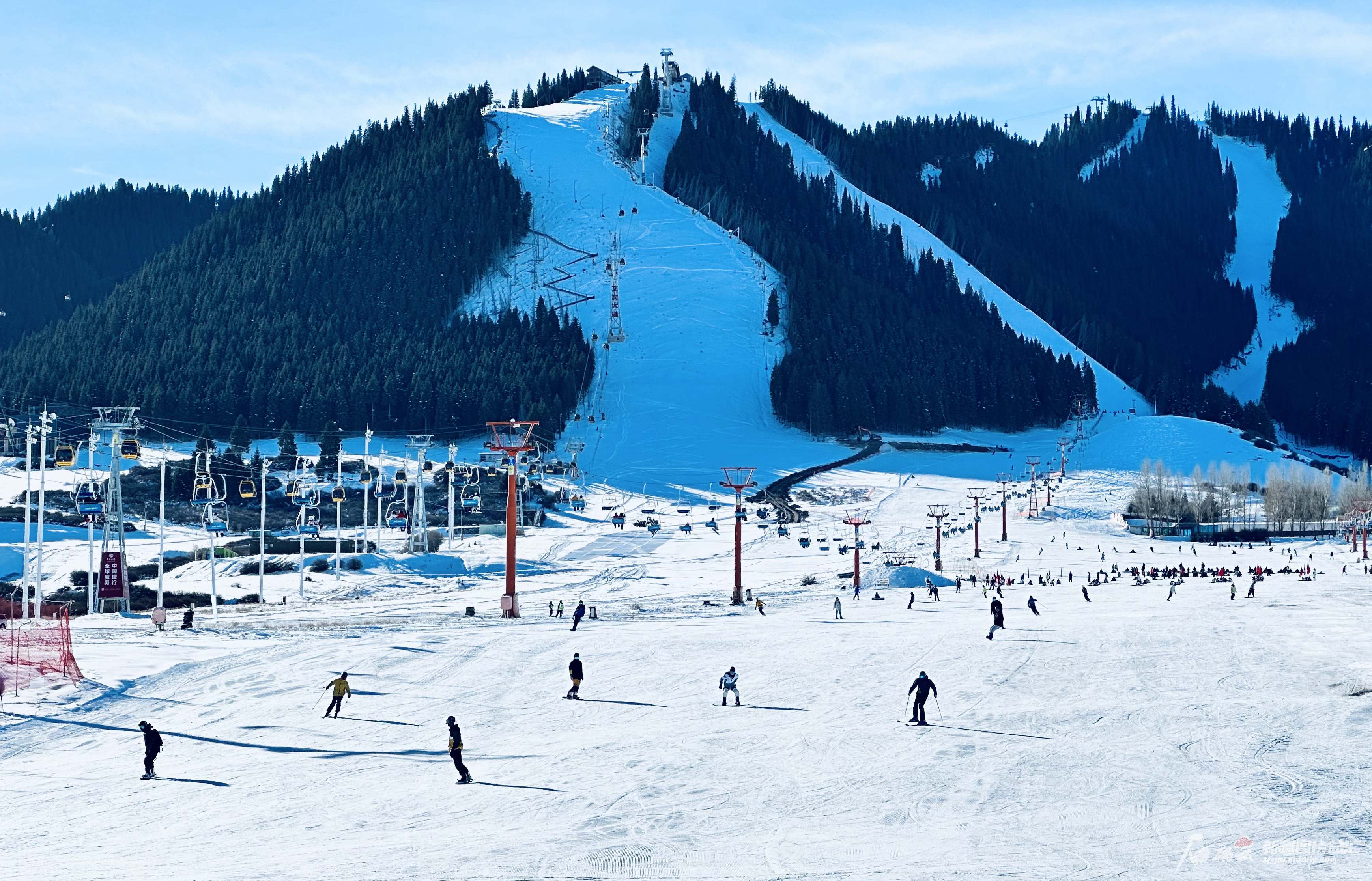 11月18日,乌鲁木齐市2023-2024年冬季冰雪旅游首滑仪式在丝绸之路山地度假区举行。 11月18日,乌鲁木齐市2023-2024年冬季冰雪旅游首滑仪式在丝绸之路山地度假区举行。